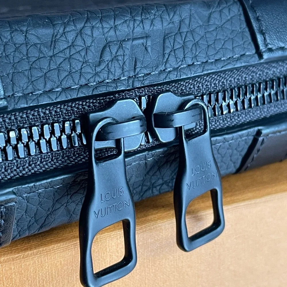 PRISTINE Louis Vuitton 2018 Taiga Bifold Wallet YV in Black Leather w/ box & bag